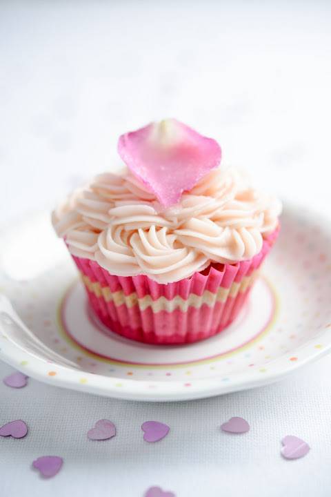 How To Make Beetroot And Vanilla Cup Cakes With Rose Butter Icing