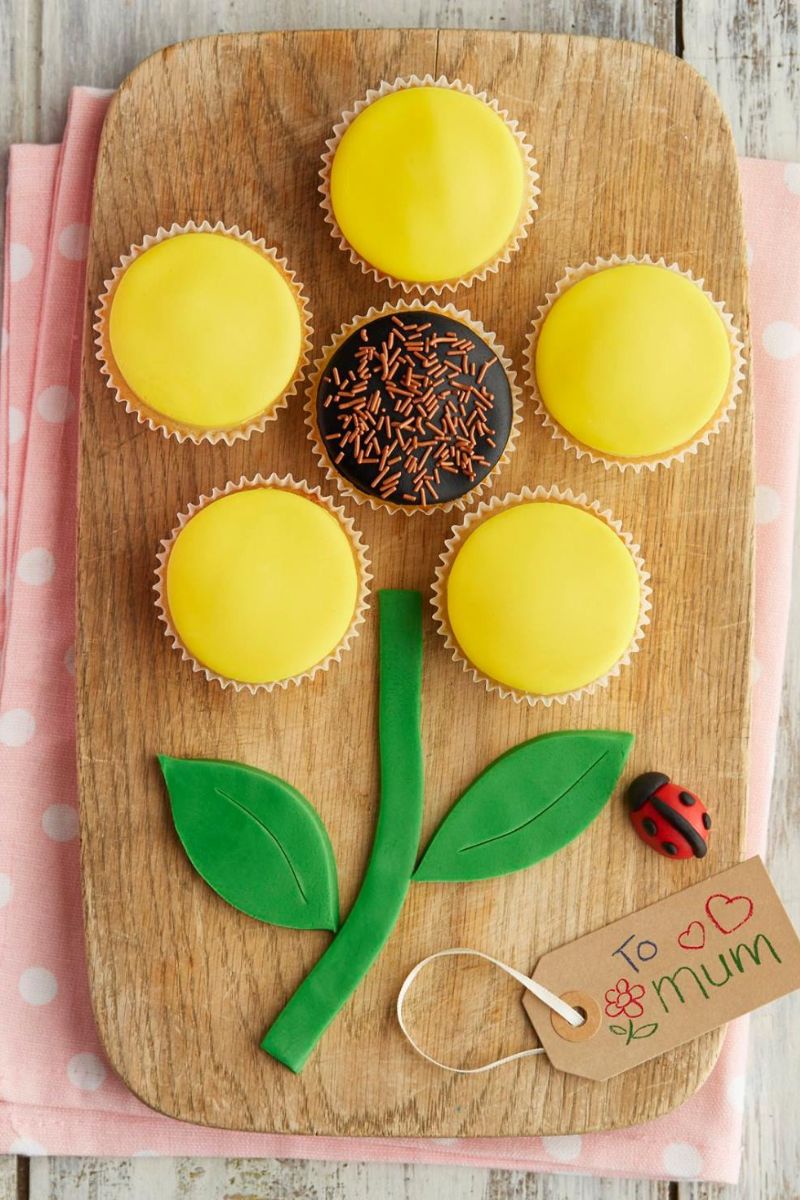 Blossoming Flower Cupcakes For Mother’s Day (Easy Spring Baking Idea)