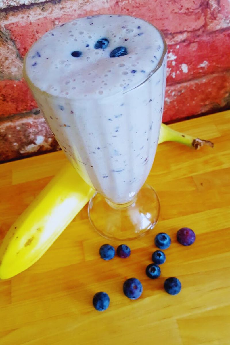 66 Healthy Smoothie And Smoothie Bowl Recipes (UK Edition) Banana And Blueberry Smoothie Recipe