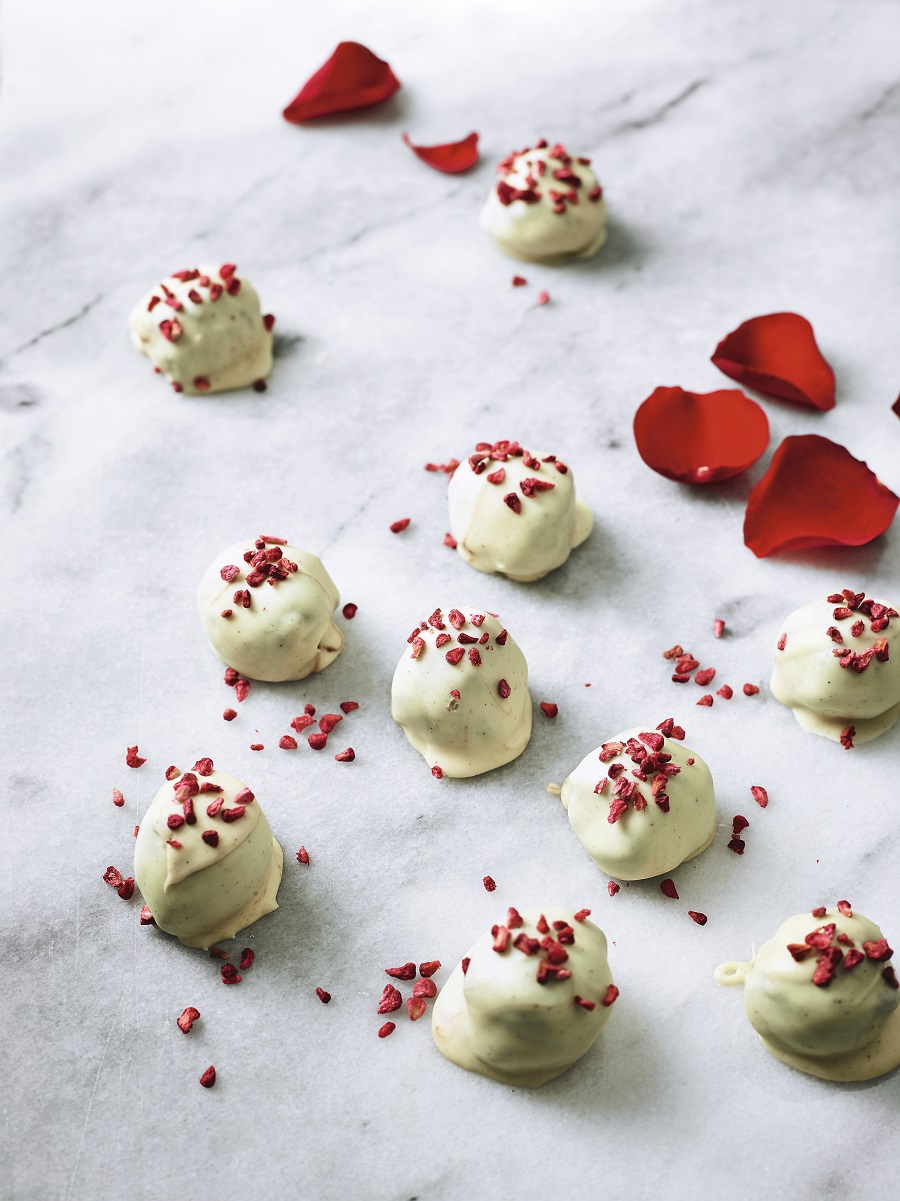 Easy Chocolate Almond Truffles Recipe. 