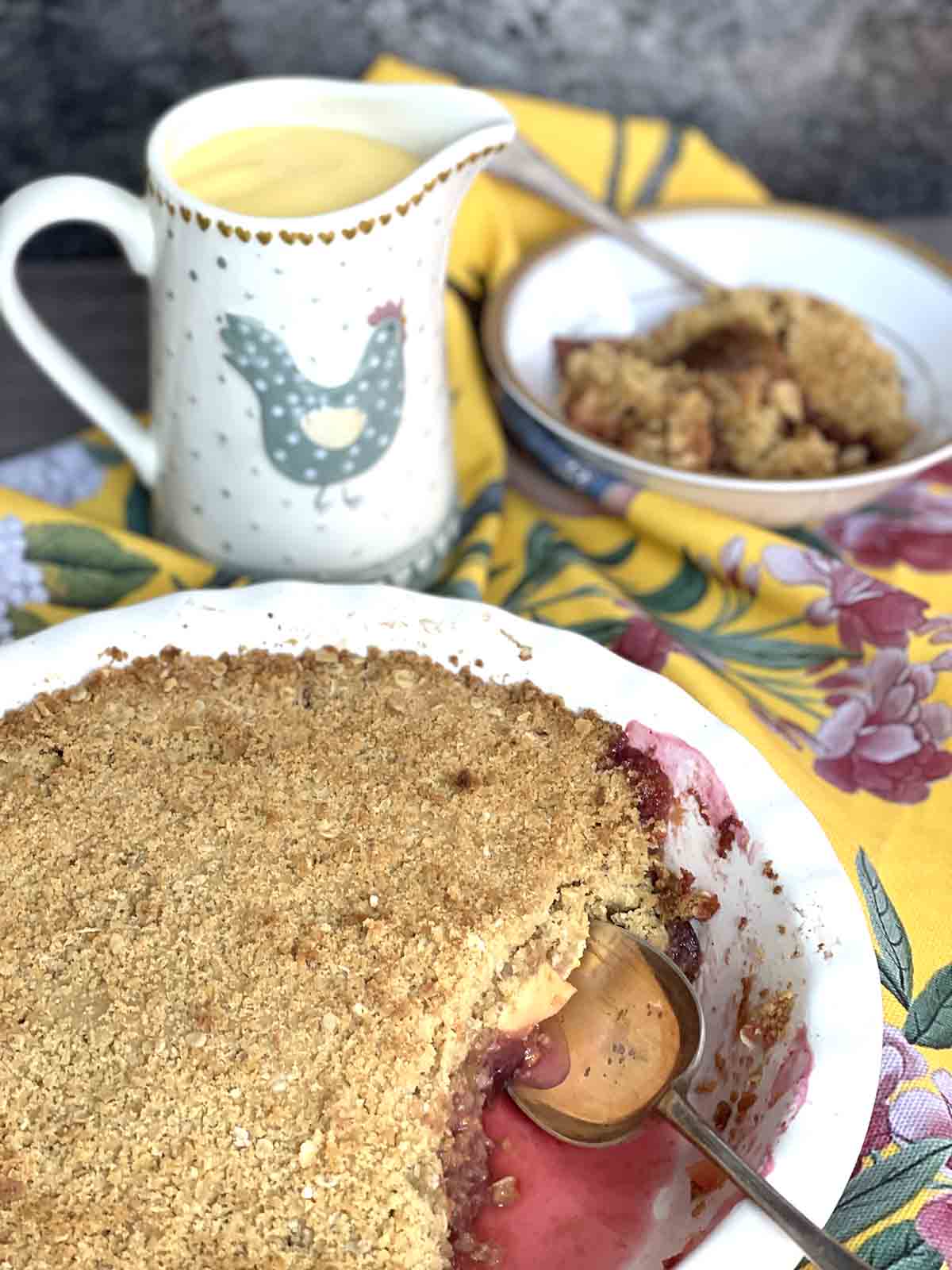 close up of fig crumble.