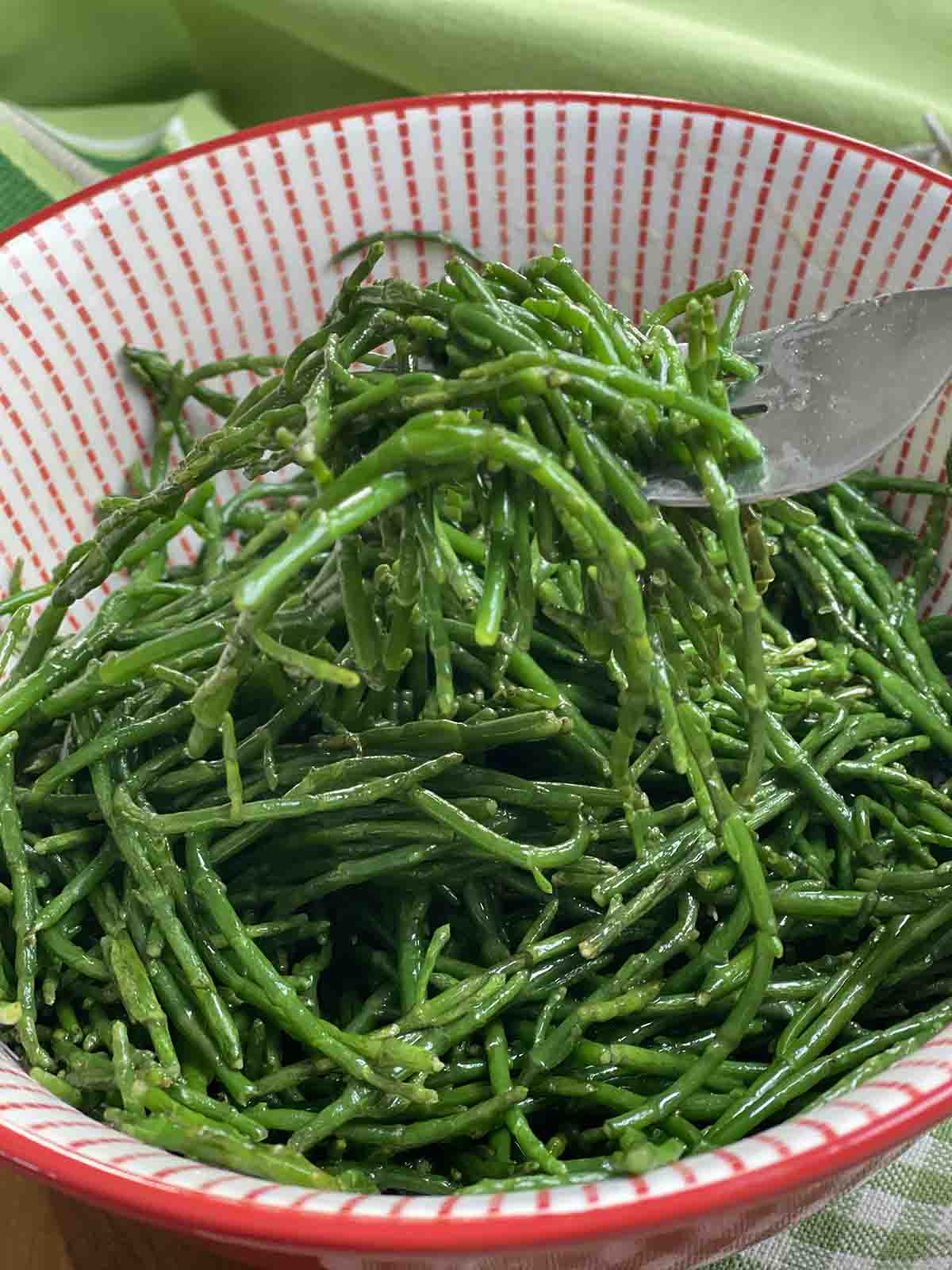 bowl of cooked sea asparagus.