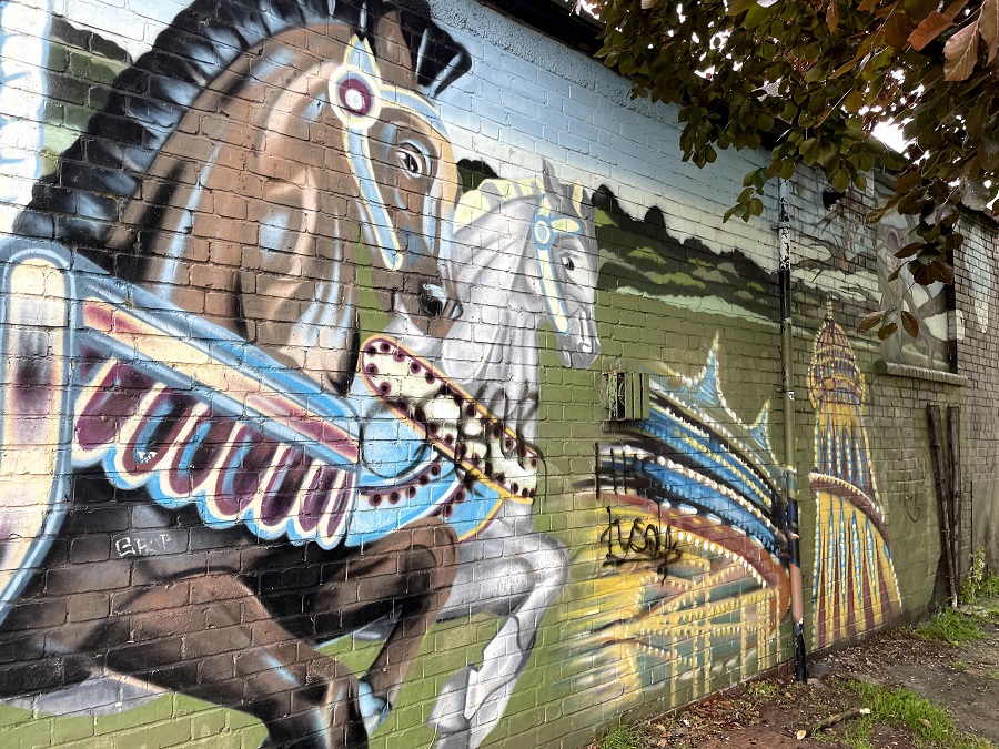 Lady & The Tramp Shirt With Jeans And Street Art Lady & The Tramp Shirt With Jeans And Street Art