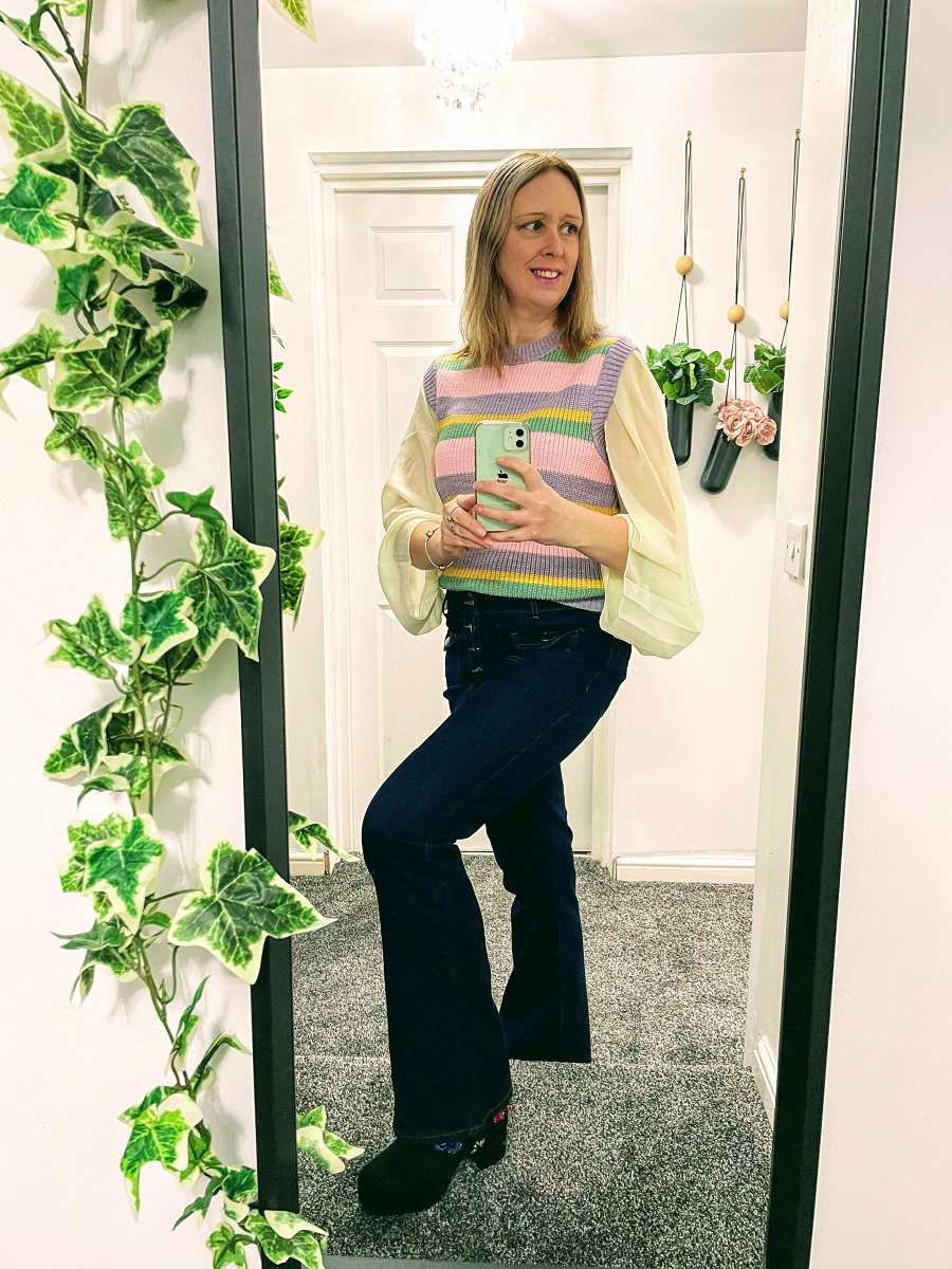 Flared Jeans Outfit Idea That Makes You Look Taller Instantly Flared Jeans Outfit Idea That Makes You Look Taller Instantly