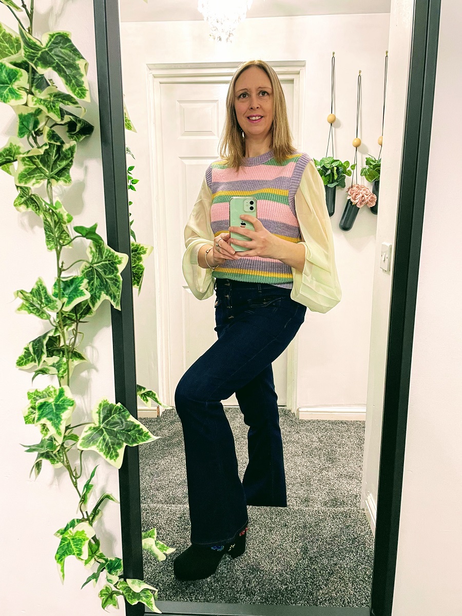 Flared Jeans Outfit Idea That Makes You Look Taller Instantly Flared Jeans Outfit Idea That Makes You Look Taller Instantly