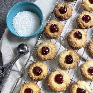 melting moments biscuits on a coolking rack.