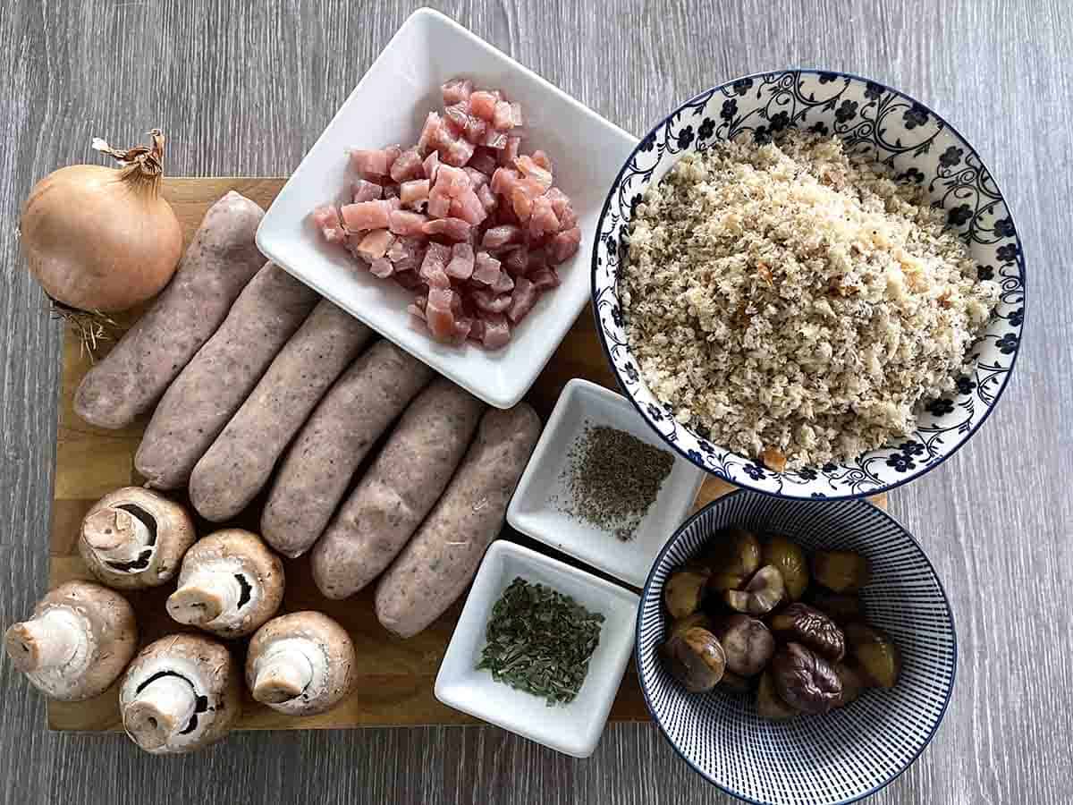 ingredients including sausages, breadcrumbs, mushrooms, lardons, chestnuts, egg, oil, onions.