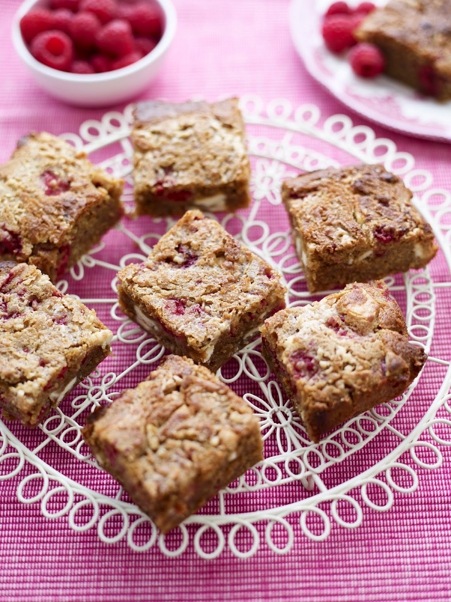 Macadamia And Raspberry Goldies: How To Make