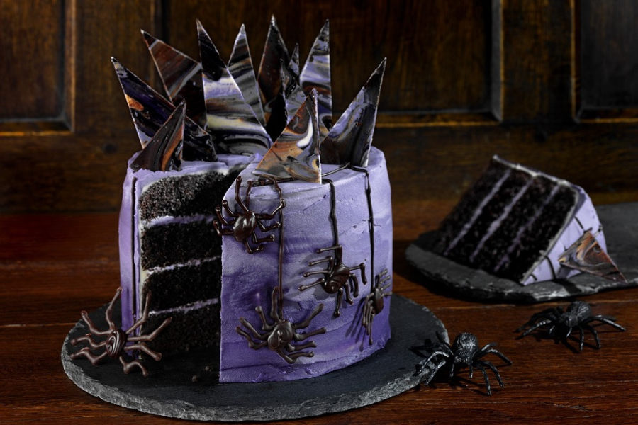 How To Make A Gothic Black Velvet Halloween Cake. 