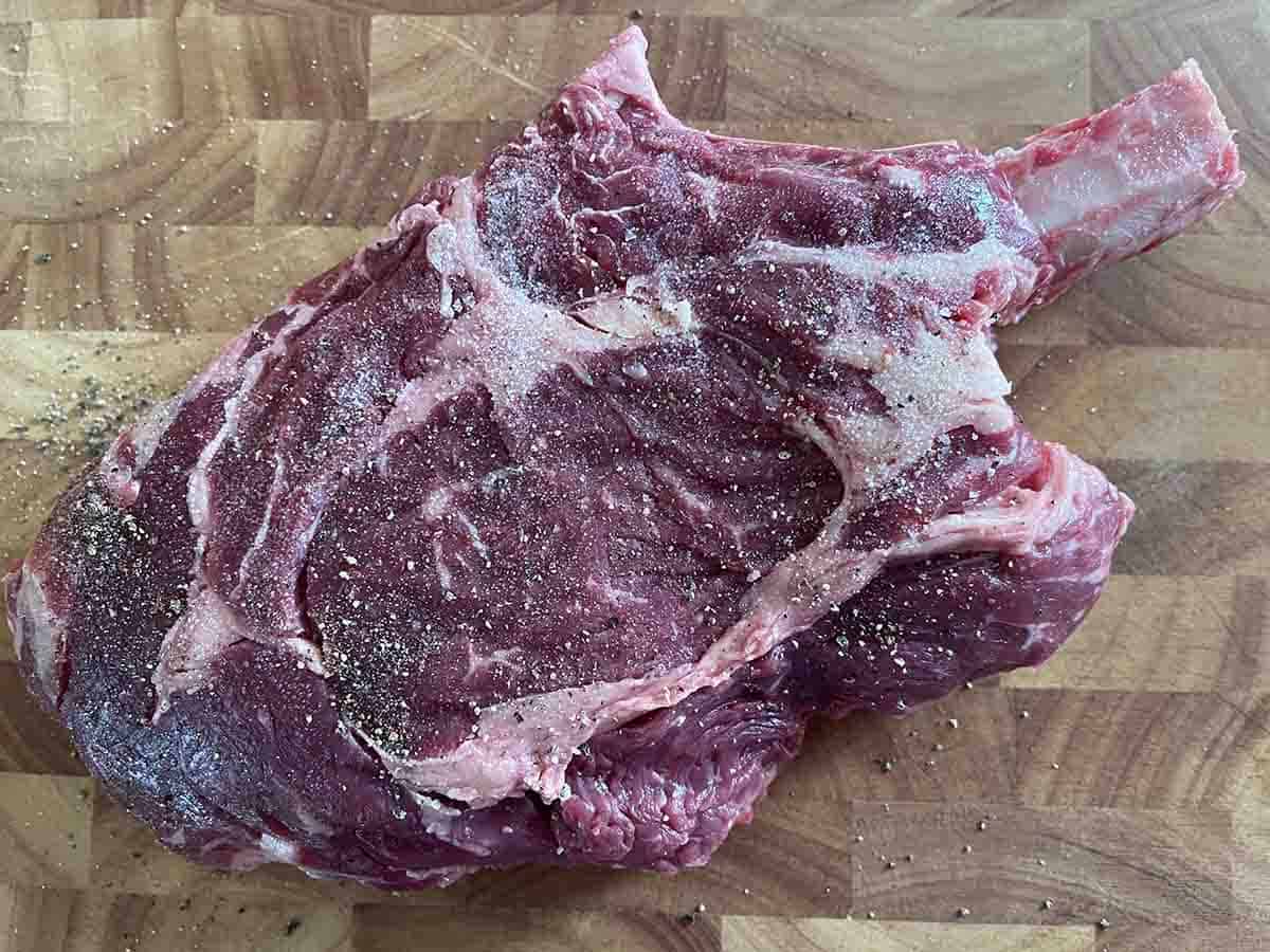 raw cote de boeuf on a board.