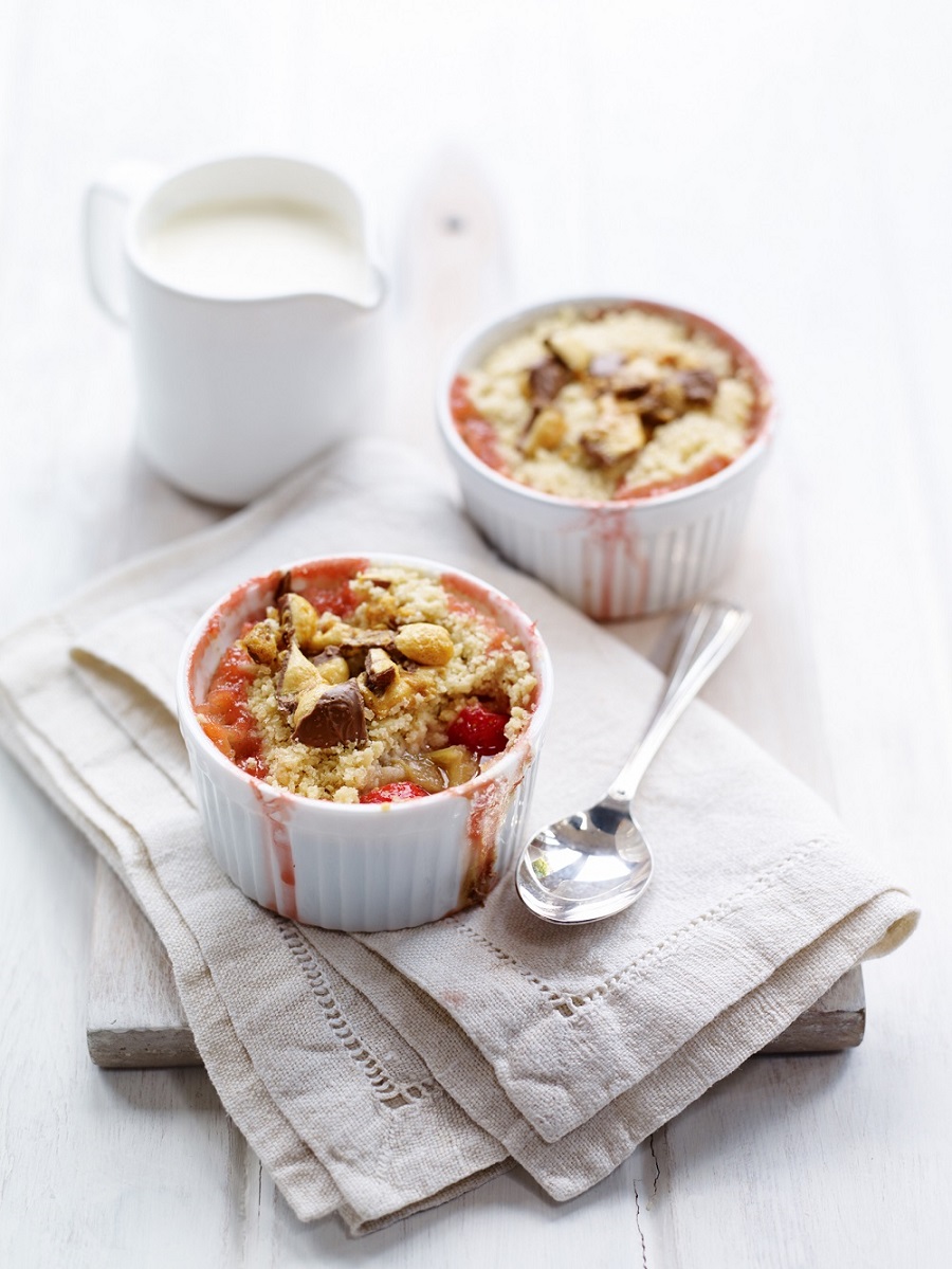 How To Make A Strawberry and Rhubarb Crumble