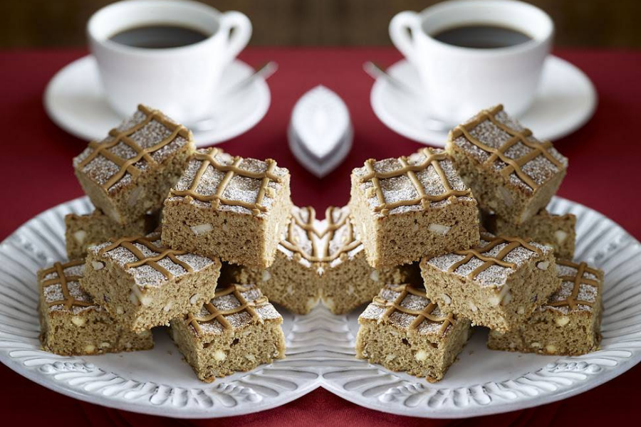 Douwe Egberts Mocha and Nut Blondies Douwe Egberts Mocha and Nut Blondies