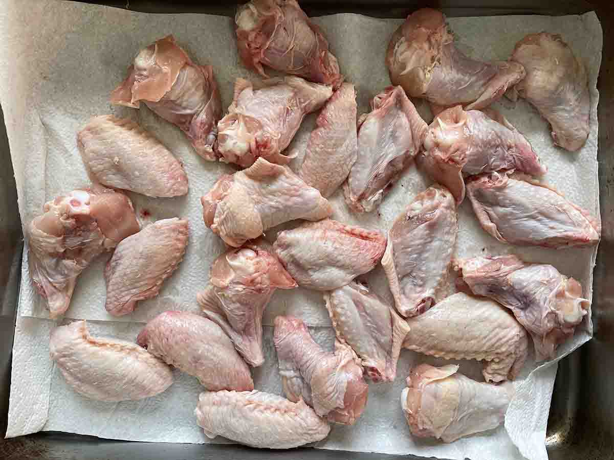 chicken wings on kitchen paper.
