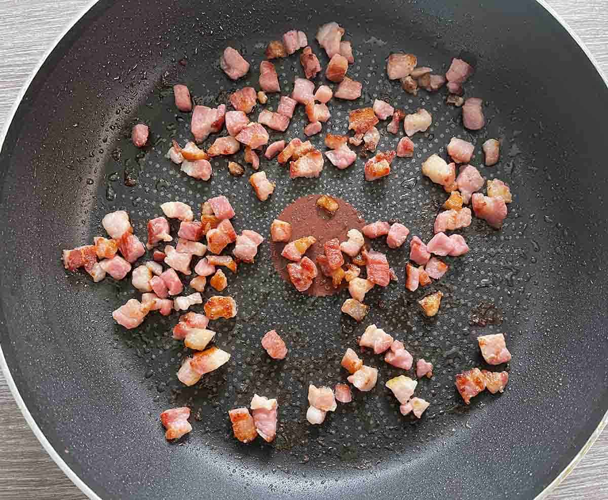 bacon in a frting pan.