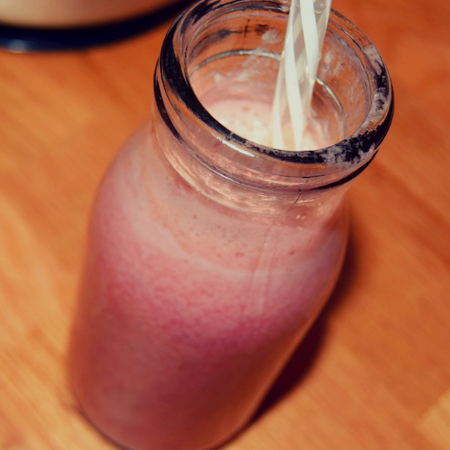 66 Healthy Smoothie And Smoothie Bowl Recipes (UK Edition) How To Make A Blueberry, Kiwi, Pineapple, Grape And Apple Juice Drink