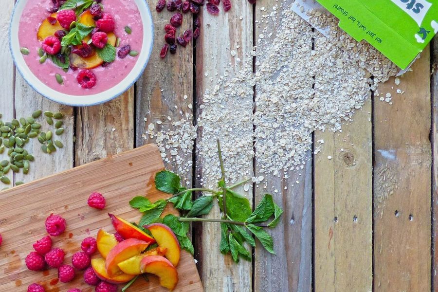 How To Make Oaty Peach And Raspberry Smoothie Bowl