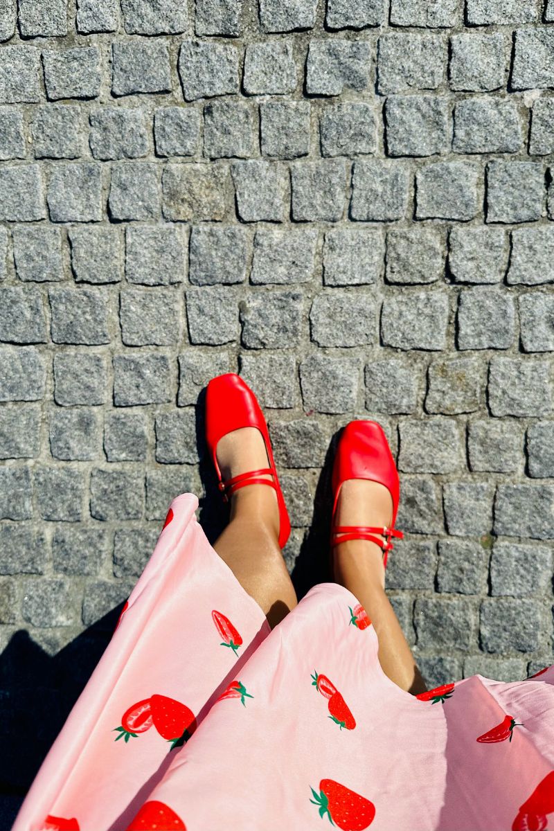 Styling A Pink Strawberry Dress In London Near Tower Bridge