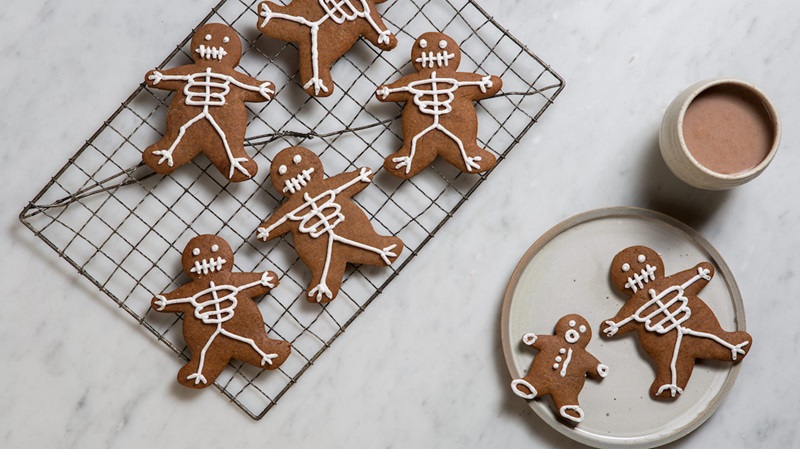 How To Make Halloween Gingerbread Skeletons